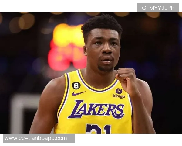 托马斯布莱恩特高效表现8投6中三分球全中贡献15分7篮板2盖帽