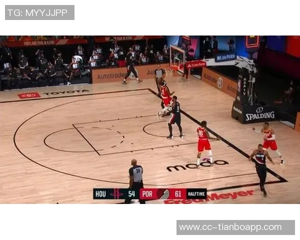 哈登三分球失误引发场下笑声马卡与弩机默契互动引发关注